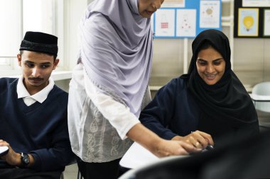 çeşitli Müslüman çocukların sınıfta eğitim