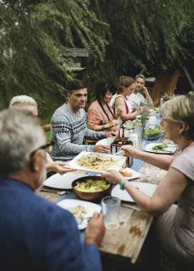 Grup çeşitli arkadaşıyla birlikte, özgün bir akşam yemeği yaşıyorsanız photoset