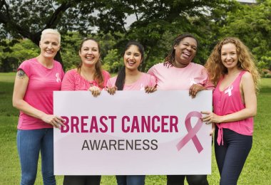 Göğüs kanseri duyarlılığı ile pembe holding afişinde giyen kadınlar, orijinal photoset