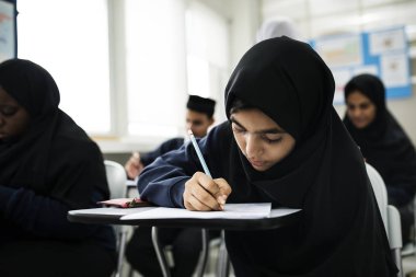 Müslüman çocukların sınıfta, özgün eğitim photoset