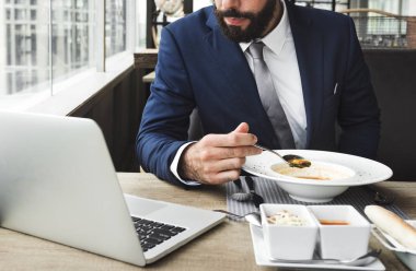 Bir kafede yemek işadamı