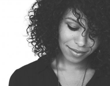 kadın stüdyoda poz