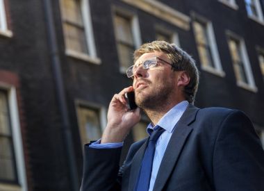 Akıllı telefon kullanan iş adamı. 