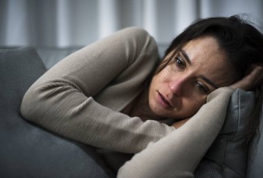 Depresif kadın yatakta, özgün yatarken photoset