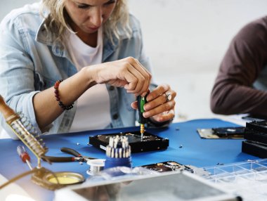 Bilgisayarınızın sabit diskinde çalışan teknisyenler