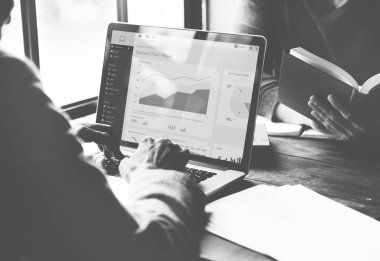 Dizüstü bilgisayarda yazan kadın