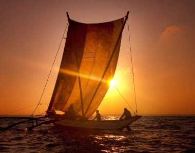 Sunset'te katamaranlı balıkçılar. Sri Lanka orijinal fotoset
