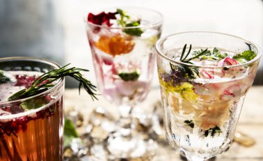 Yaz kokteylleri ile dekoratif çiçek yaprakları, özgün photoset