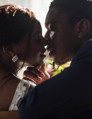 Yeni evli Afrika asıllı Gelin Damat Düğün kutlama öpüşme