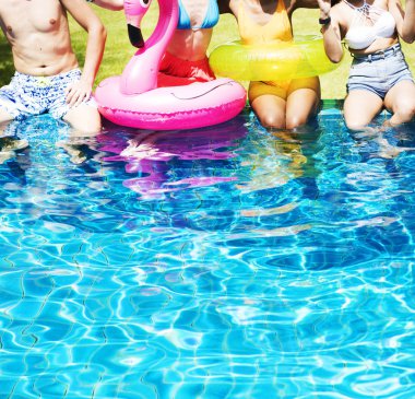 Farklı bir grup arkadaşıyla birlikte yaz saati ile yüzen, özgün photoset şişme havuz keyfi