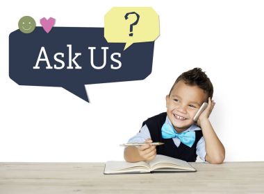 küçük çocuk onun kitabı, orijinal photoset ile telefonda konuşurken