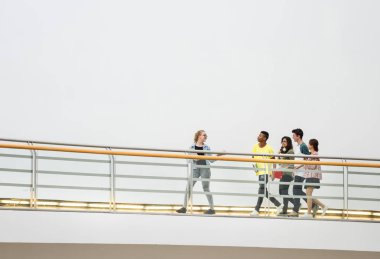 Köprüde, orijinal konsept yürüyüş çeşitli genç öğrenciler