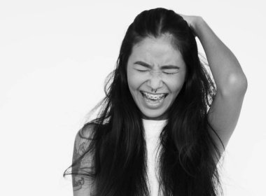 Burnuna piercing ile Asyalı kadın