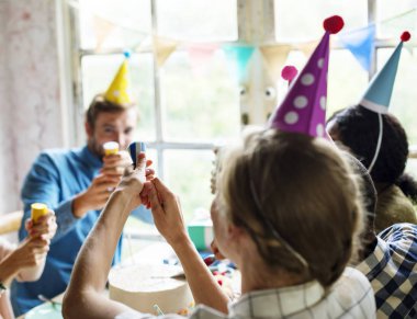 İnsanlar kullanarak parti Popper, bir doğum günü kutlaması, özgün photoset