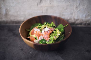 Rustik tarzda avokado somon salata sağlıklı gıda
