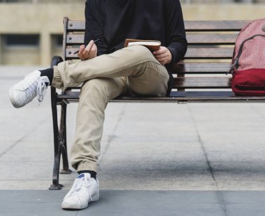 Yalnız, özgün bir bankta photoset oturan adam