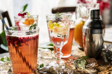 Yaz kokteylleri ile dekoratif çiçek yaprakları, özgün photoset