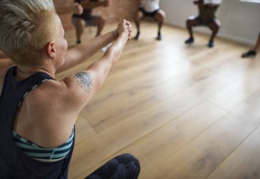 Arkadan görünüş Yoga kavramı, özgün photoset sınıfında yapıyor kadın