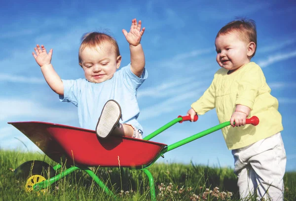 Dos Niños Pequeños Están Jugando Juntos Aire Libre Fotoset Original —  Fotos de Stock