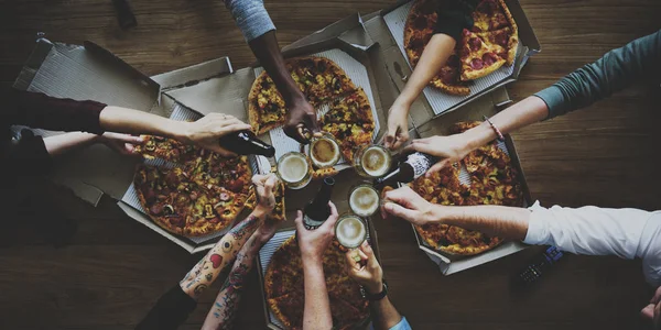ビールとピザ オリジナルを持つ人々 に上面写真植字 — ストック写真