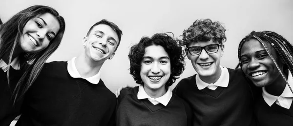 Schwarz Weiß Foto Einer Gruppe Von Teenagern Die Isoliert Auf — Stockfoto
