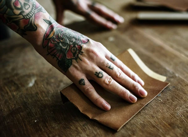 Handen Met Tatoeage Met Behulp Van Schuurpapier Een Hout Originele — Stockfoto