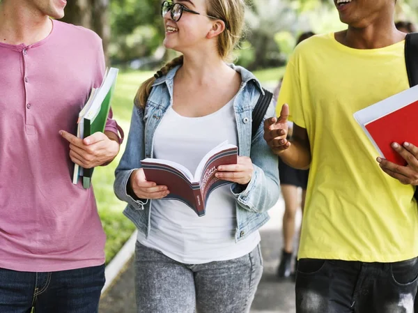 Glückliche Studenten Die Park Spazieren Und Gemeinsam Lernen Bildungskonzept Originelle — Stockfoto