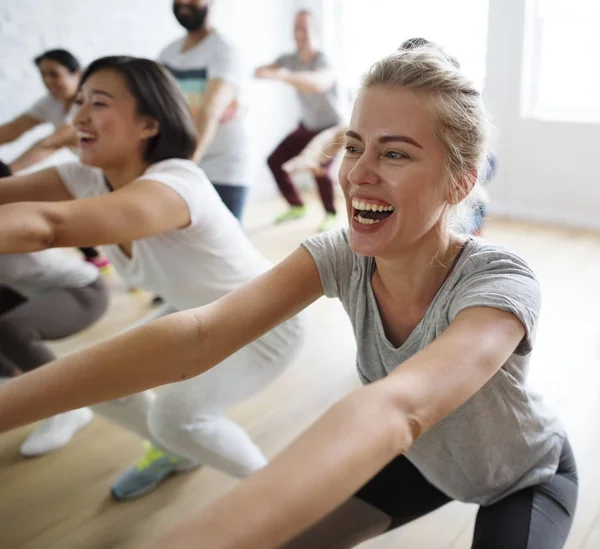 Счастливые Люди Делающие Упражнения Уроке Йоги Оригинальные Фразы — стоковое фото