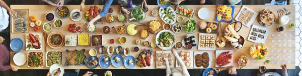 餐桌上的食物和手 原始的 Photoset — 图库照片