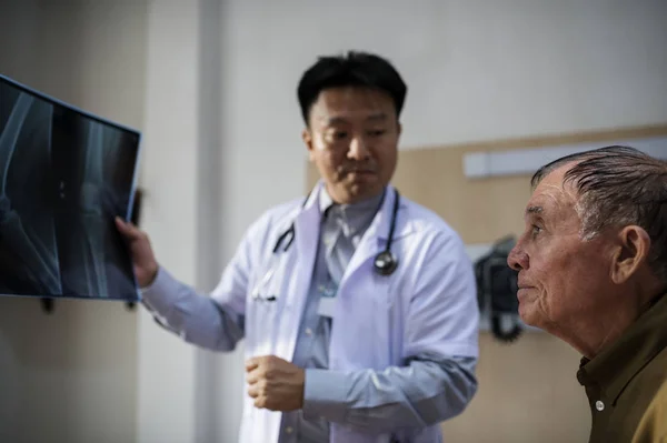 Médico Asiático Con Película Rayos Paciente Fotoset Original — Foto de Stock