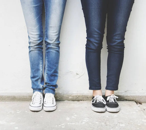 Närbild av par ben i jeans — Stockfoto
