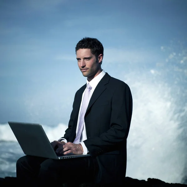 Empresário Trabalhando Laptop Ilha Tropical — Fotografia de Stock