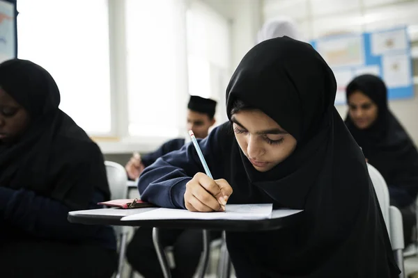 Muslimska Barn Studerar Klassrum Ursprungliga Fotosätta — Stockfoto