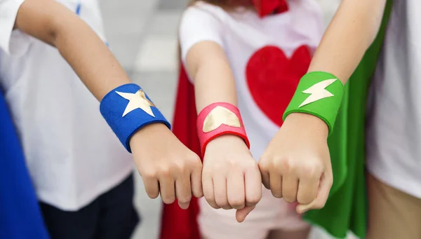 Händerna Vänner Spela Superhjältar Tillsammans Original Fotosätta — Stockfoto