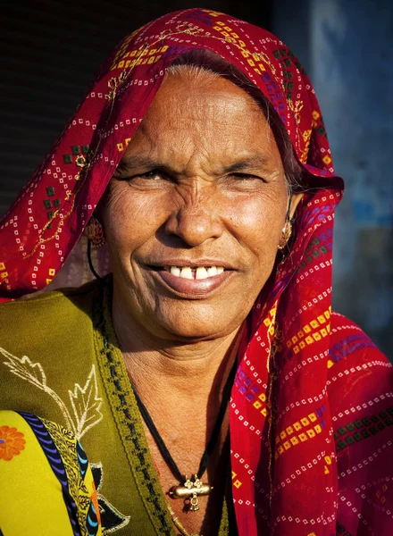 Penduduk Asli Wanita Senior Tersenyum Kamera Foto Asli — Stok Foto
