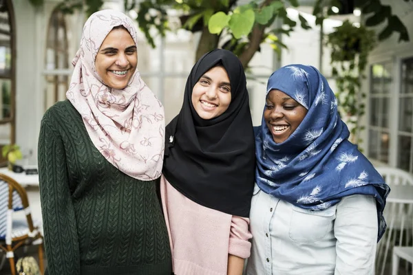 Gruppe Unge Muslimske Kvinder Oprindelige Photoset - Stock-foto