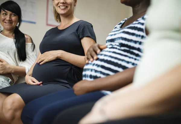 Multietniska Gravida Kvinnor Sitter Seminarium Ursprungliga Fotosätta — Stockfoto