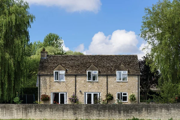 Maison en brique dans une campagne — Photo