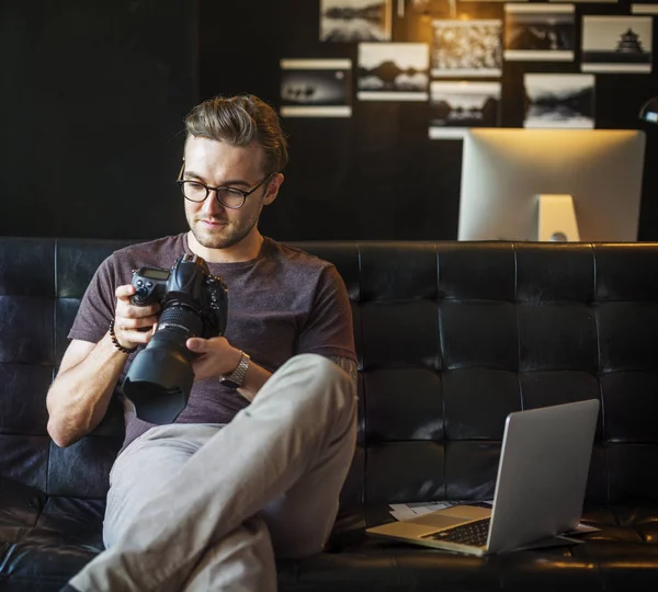 Fotografer Pria Tampan Dengan Kamera Modern Photoset Asli — Stok Foto