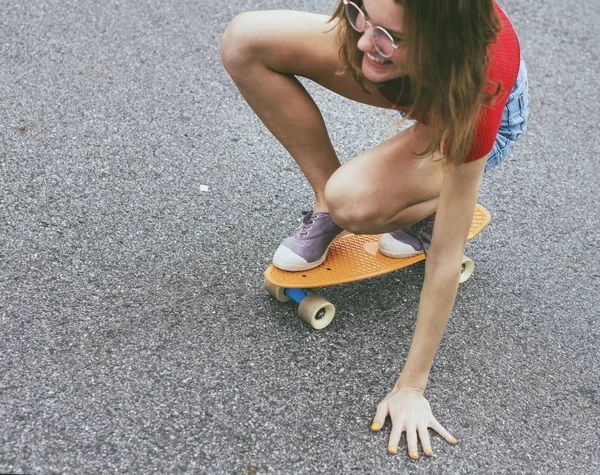 Nahaufnahme Einer Kaukasischen Frau Beim Skateboarden Originalfotos — Stockfoto