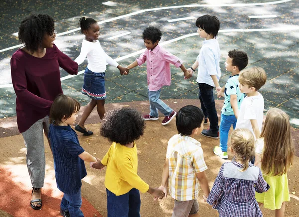 Játékos Boldog Gyerekek Elemi Iskolában Szabadban Szórakozik Eredeti Photoset — Stock Fotó