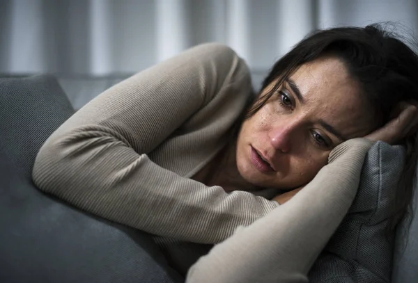 Depressive Frau Bett Liegend Originalfotos — Stockfoto