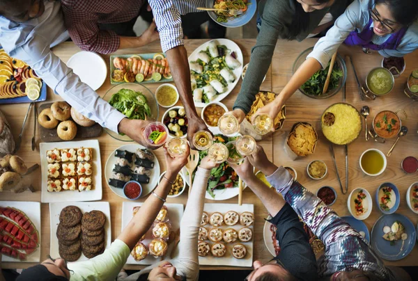 Ovanifrån Grupp Olika Människor Har Lunch Tillsammans Ursprungliga Fotosätta — Stockfoto