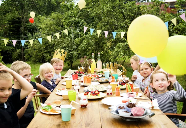 Niños Disfrutando Fiesta Cumpleaños Jardín —  Fotos de Stock