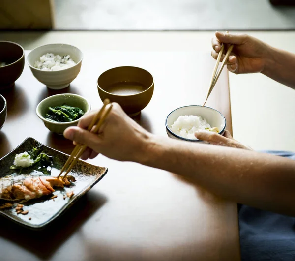 Personas Comiendo Sabrosa Comida Japonesa Mesa Photoset Original —  Fotos de Stock