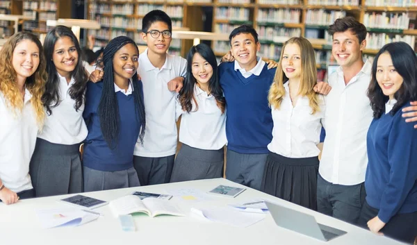 Grupo de diversidade de estudantes — Fotografia de Stock