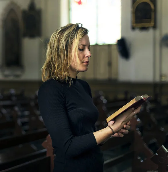 Mujer entrometiéndose en la Iglesia — Foto de Stock