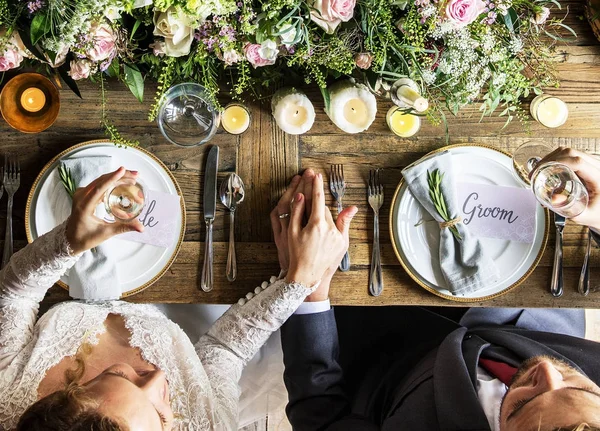 花嫁と新郎を保持手元の結婚披露宴の写真植字 — ストック写真
