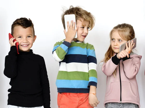 Маленькі Діти Використовують Смартфони Оригінальні Фотосесії — стокове фото
