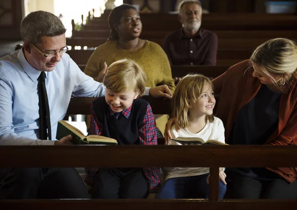 Menschen beten in der Kirche — Stockfoto